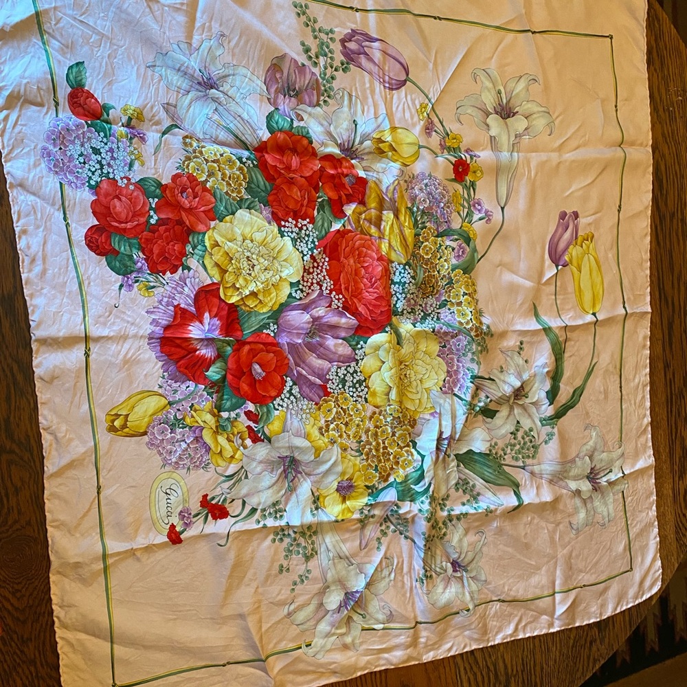 Beautiful 32x32 Gucci floral scarf.